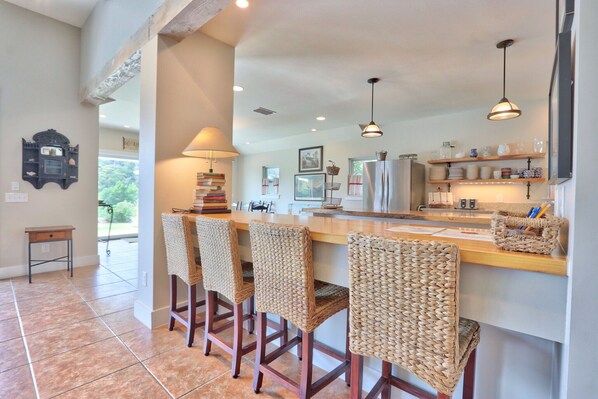 Fridge, microwave, oven, stovetop - Relaxation awaits you. Open spaces throughout! The Blanco River welcomes you. (Wimberley)