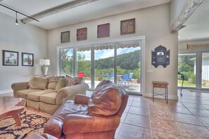TV, fireplace, stereo - Relaxation awaits you. Open spaces throughout! The Blanco River welcomes you. (Wimberley)