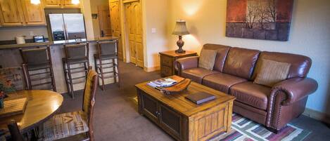 TV, peis, DVD-spiller og stereoanlegg