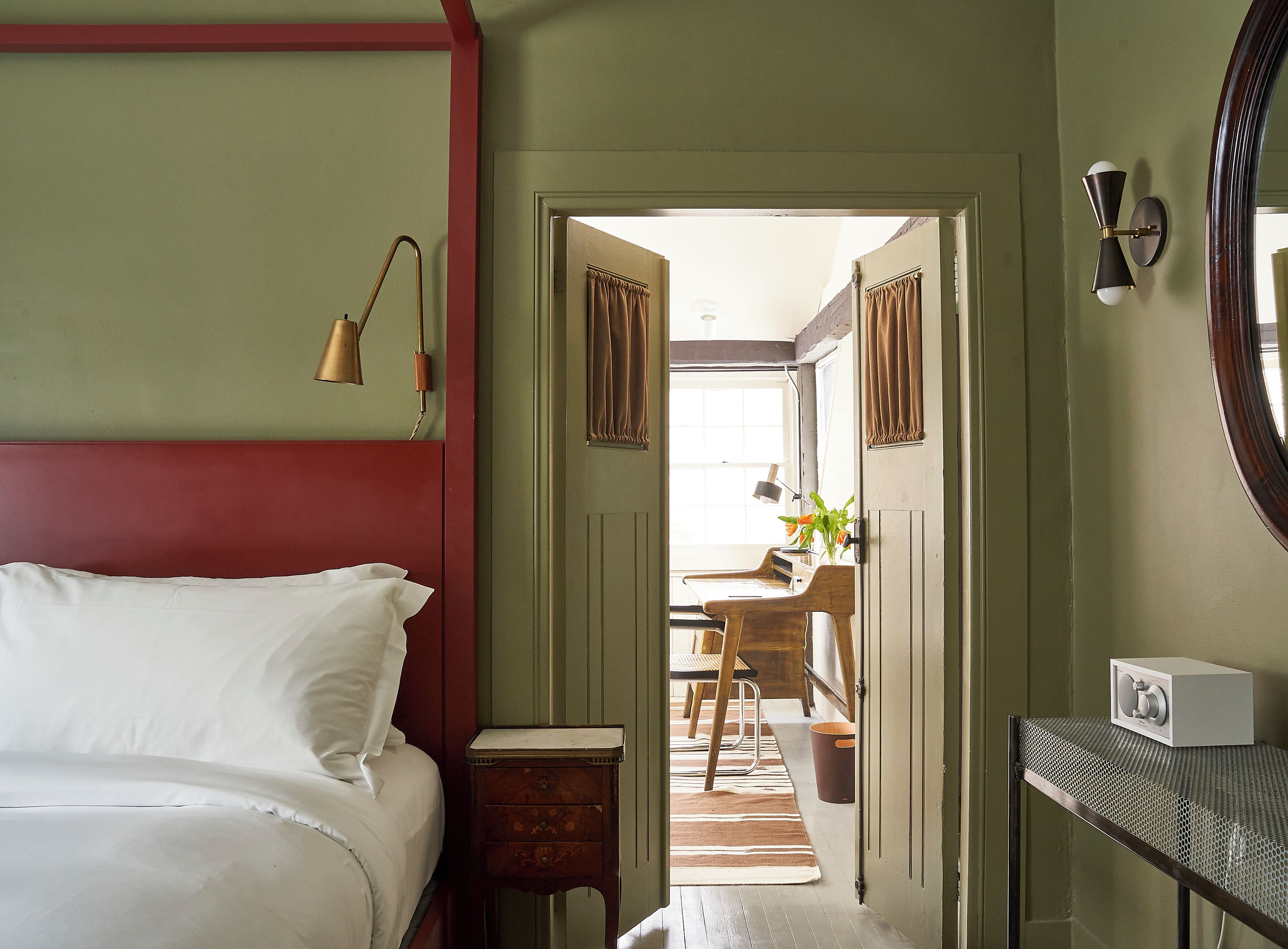 Ropa de cama de alta calidad y caja de seguridad en la habitación 