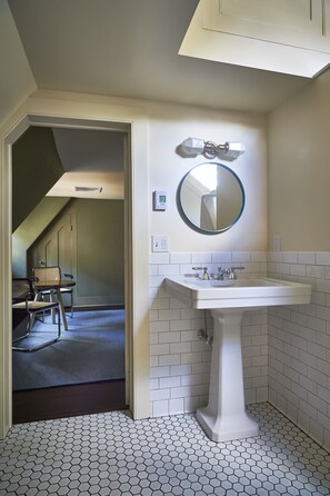 Habitación (Manor House) | Baño | Secador de pelo, albornoces, zapatillas y suelo radiante