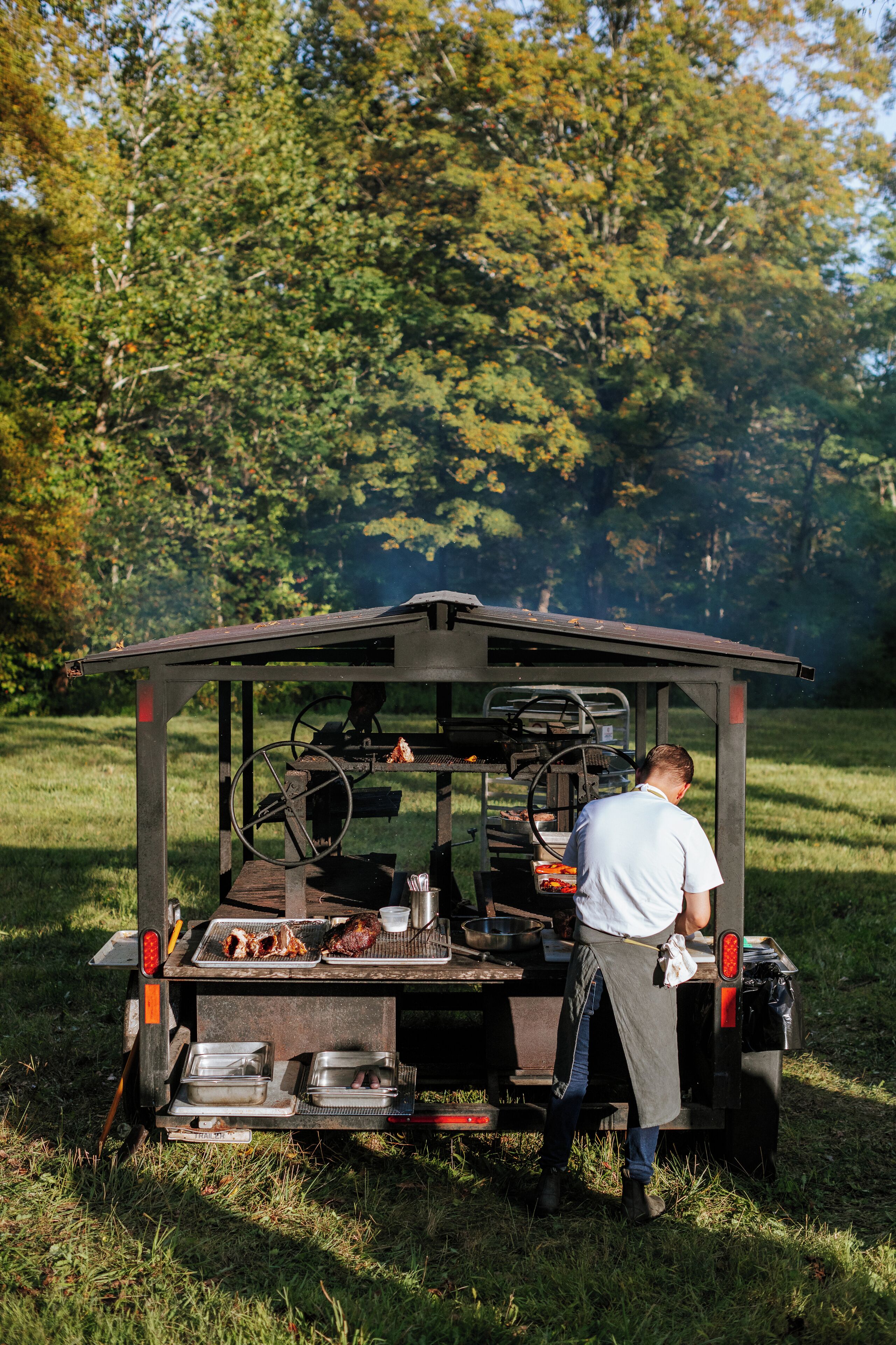 Ein tragbares Grillset mit Kochutensilien und Lebensmitteln.