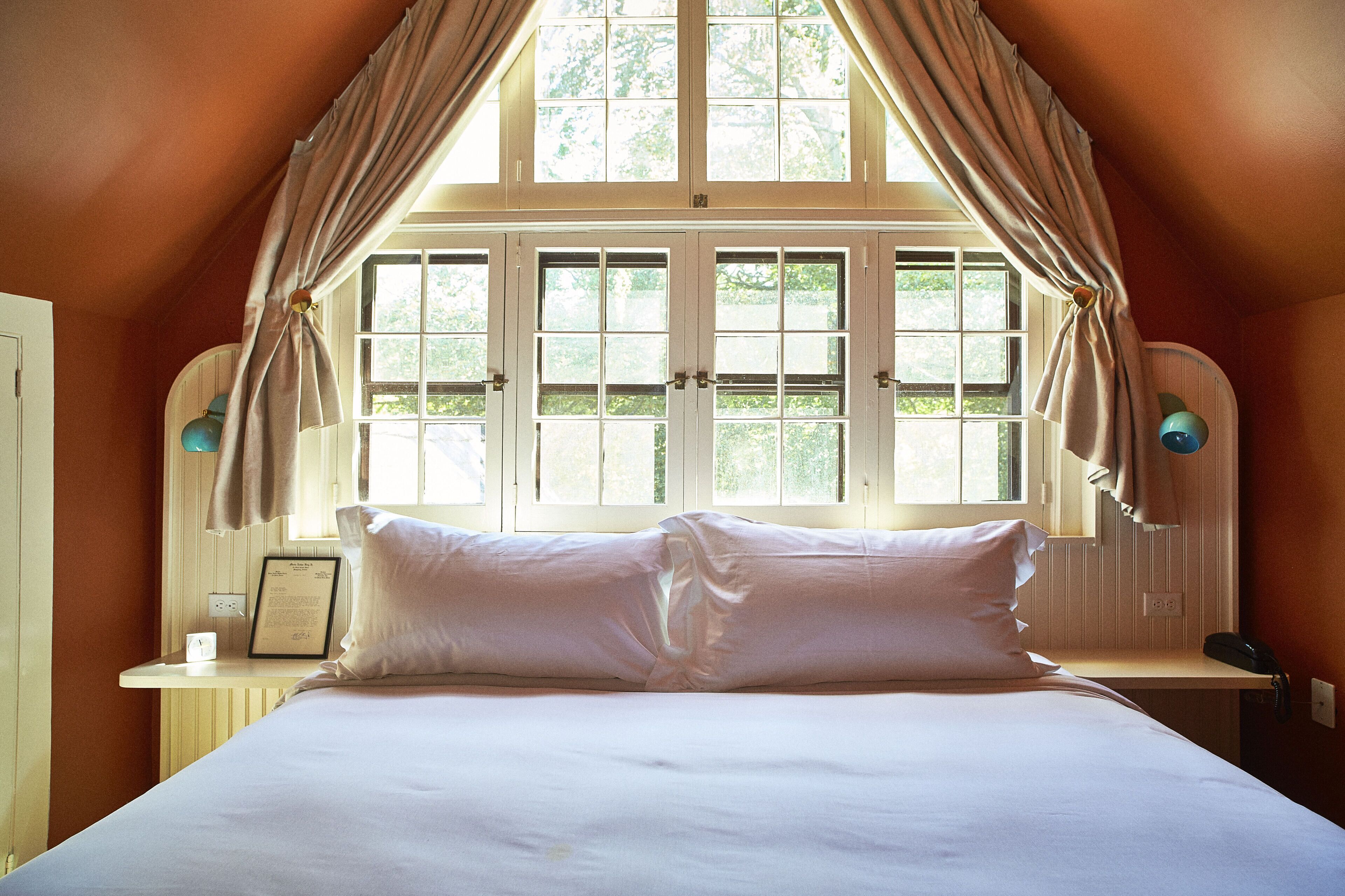 Sengetøy av topp kvalitet, safe på rommet og skrivebord