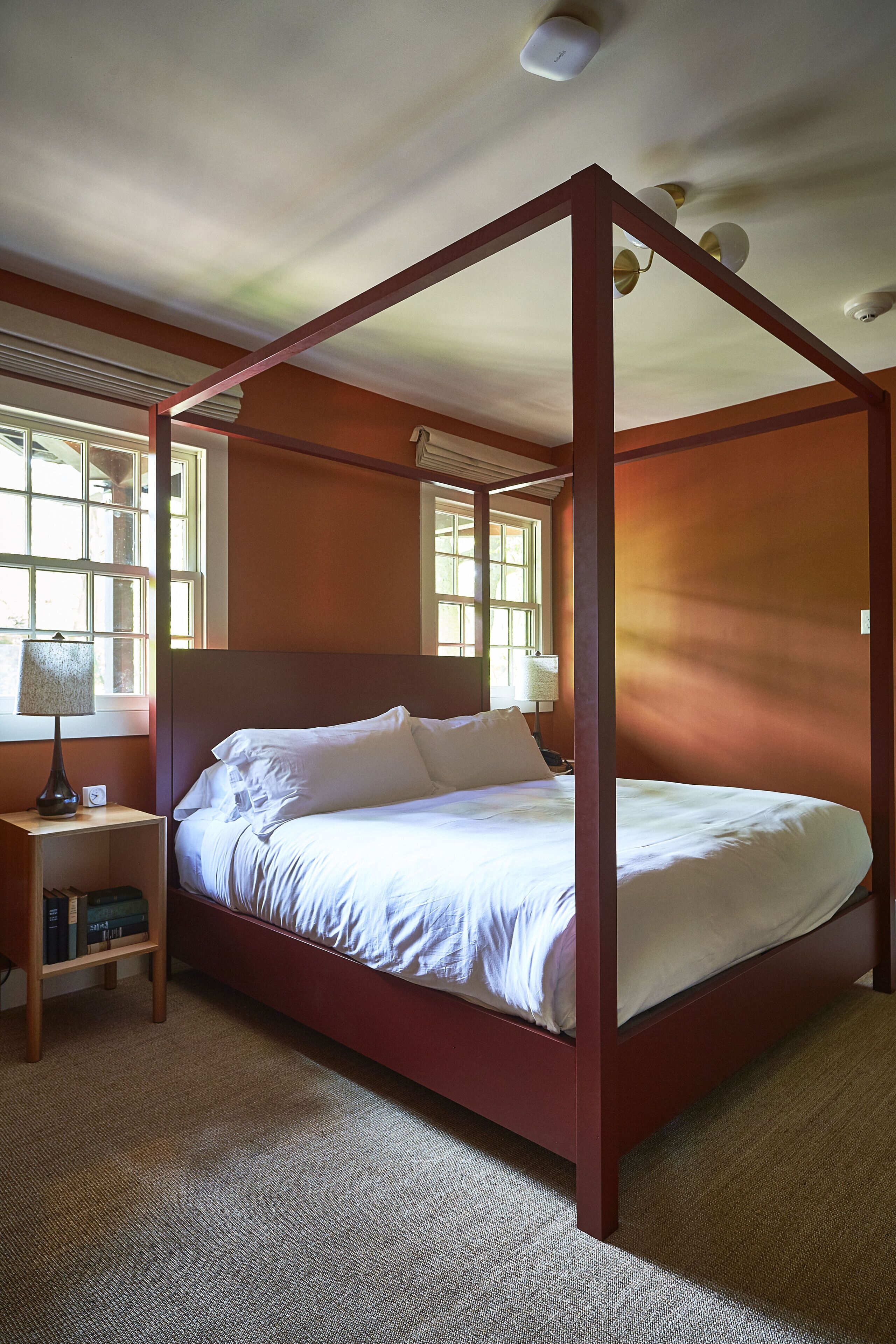 Sengetøy av topp kvalitet, safe på rommet og skrivebord