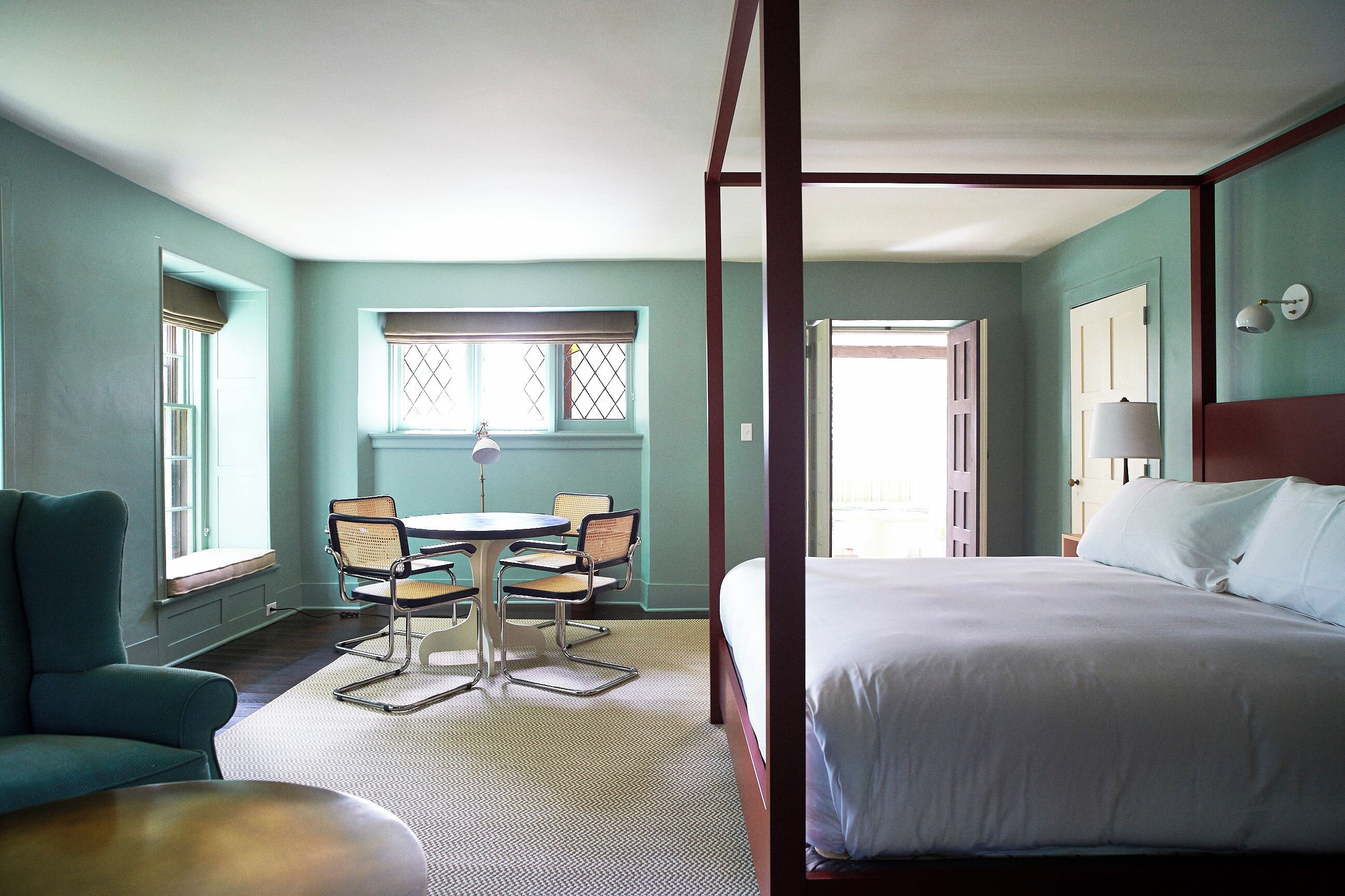 Ropa de cama de alta calidad y caja de seguridad en la habitación 