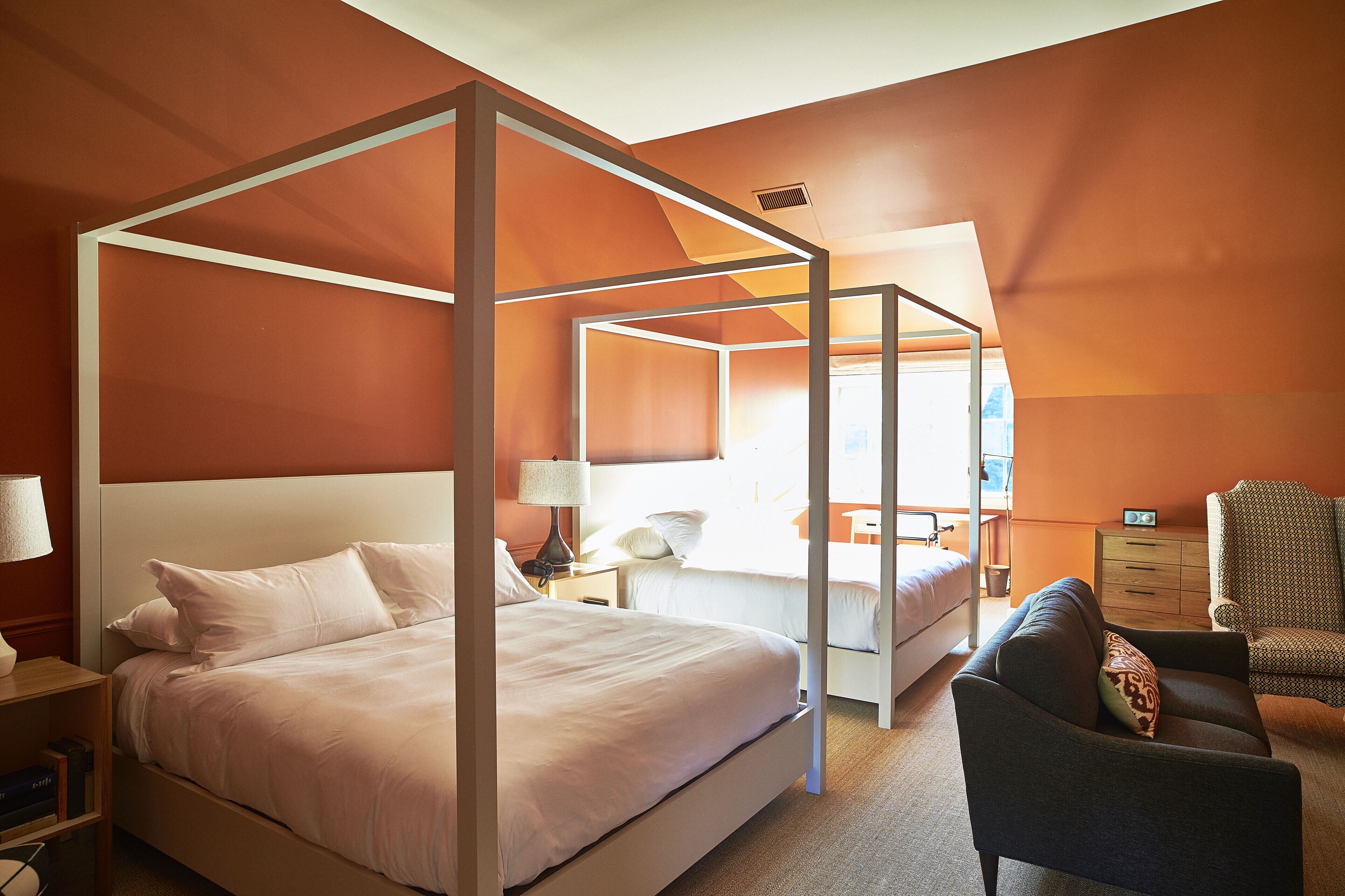 Sengetøy av topp kvalitet, safe på rommet og skrivebord