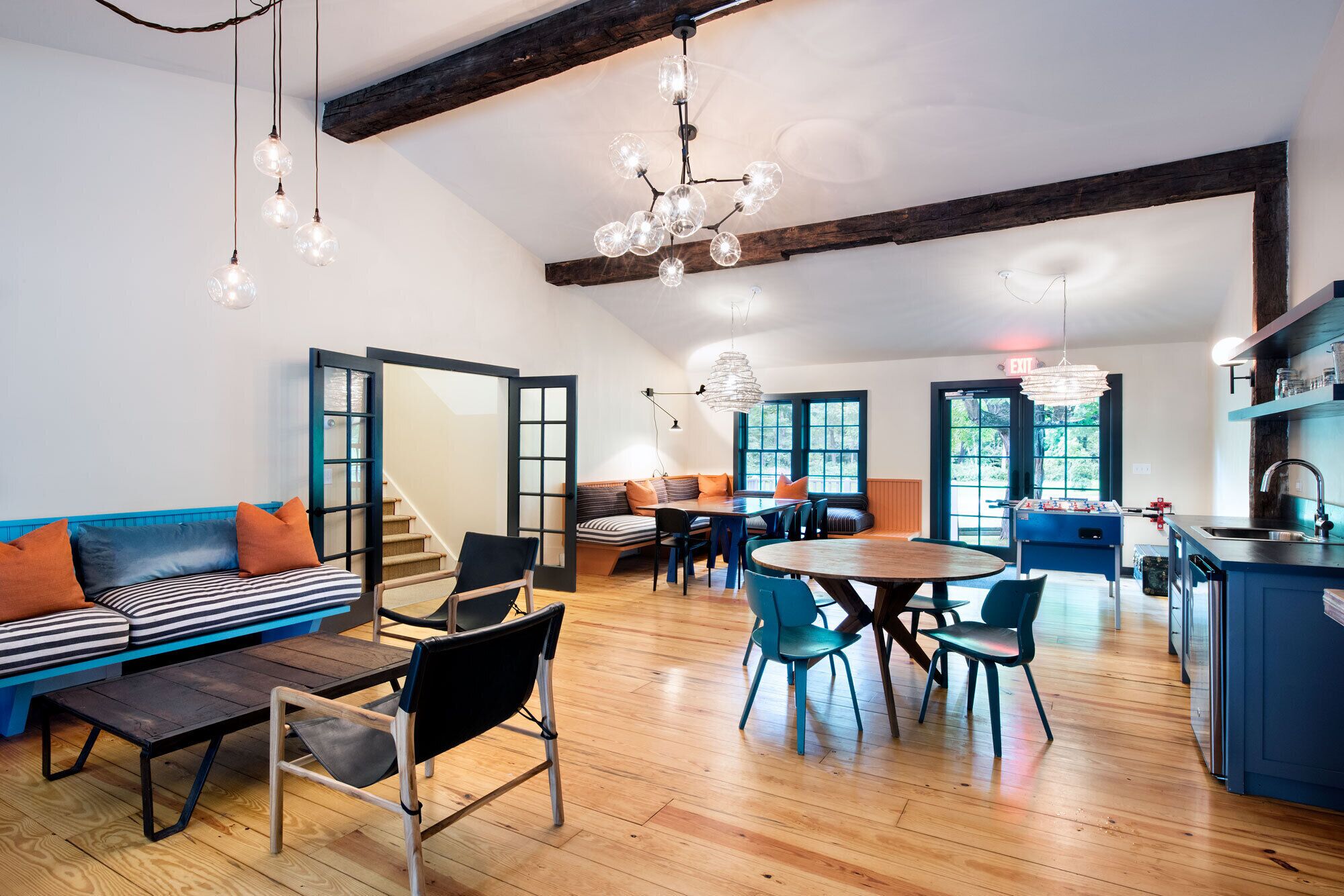 Habitación (Century) | Área de sala de estar | Televisión de pantalla plana de 40 pulgadas con canales vía satélite 