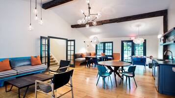 Room (Century) | Living area | 40-inch flat-screen TV with satellite channels