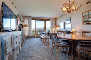 Een televisie, een open haard en een dvd-speler