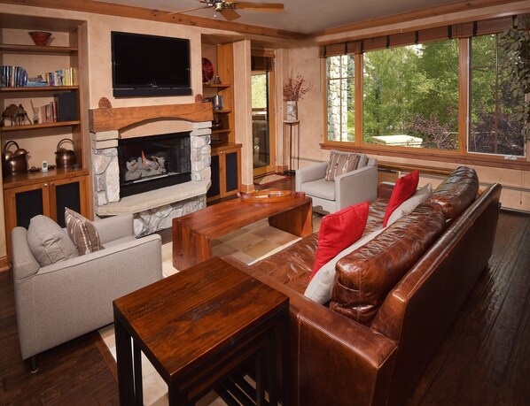 Fernseher, Kamin, DVD-Player, Stereoanlage