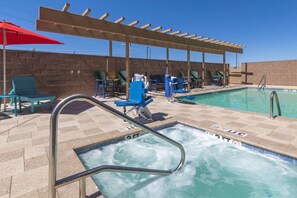 Indoor pool, outdoor pool, sun loungers - Home2 Suites by Hilton Kingman (Kingman)