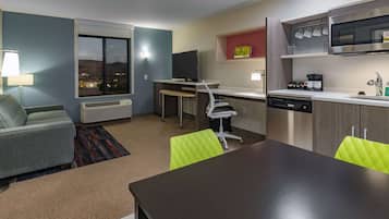 Hypo-allergenic bedding, in-room safe, desk, blackout curtains