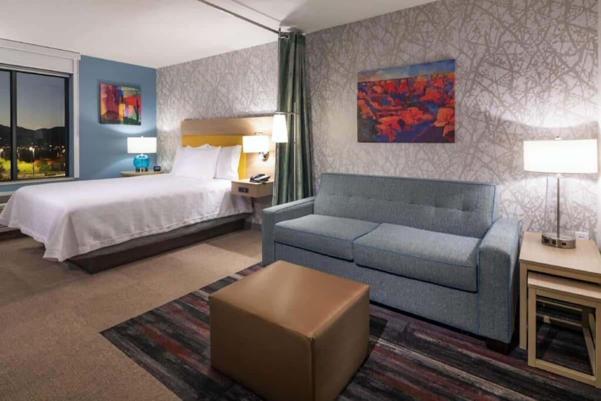 Hypo-allergenic bedding, in-room safe, desk, blackout drapes
