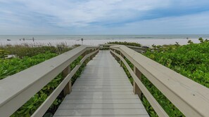 På stranden, liggestole, badehåndklæder