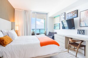 2 slaapkamers, een bureau, een strijkplank/strijkijzer, reisbedje