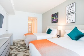 2 slaapkamers, een bureau, een strijkplank/strijkijzer, reisbedje