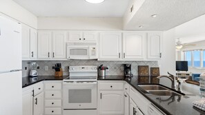 Refrigerador, microondas, horno y parrilla de estufa