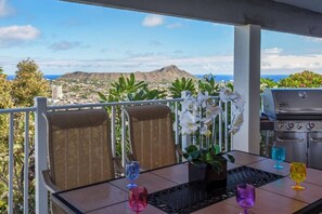 Outdoor dining - Hale Lilikoi: Stunning 4BR Ocean View Home w/ Private Hot Tub! (Honolulu)