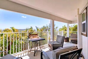Terrace/patio - Hale Lilikoi: Stunning 4BR Ocean View Home w/ Private Hot Tub! (Honolulu)