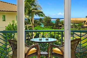 Outdoor dining - Waipouli Beach Resort Penthouse Beautiful Oceanview Aloha! (Kapaa)