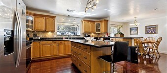 5 Bedrooms Sleeping 10 with Hot Tub - Great Location,  917T~