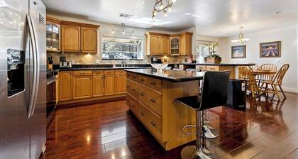 5 Bedrooms Sleeping 10 with Hot Tub - Great Location, 917T~