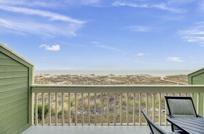 Outdoor dining - 11E Mariners Walk by AvantStay | Ocean Views | Beachfront Living | Shared Pool (Isle Of Palms)
