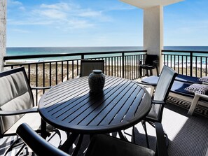 Outdoor dining - Pelicans Nest 3 bed 2 bath (Navarre Beach)