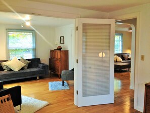 TV connectée, livres, chaîne hi-fi