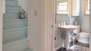 Combined shower/tub, hair dryer, towels, soap