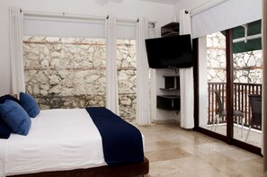 4 عدّة غرف نوم وخزنة داخل الغرفة وواي فاي مجانًا وملاءات أسرّة