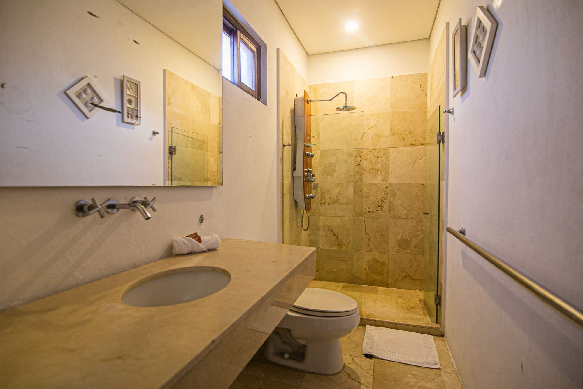 Regadera, toallas, shampoo 