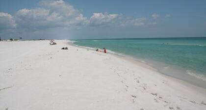 Amazing View from this Contemporary, Upscale Condo, Parking, Pool - Baywatch E10