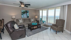 Smart-tv, een dvd-speler, een kantoor en een printer