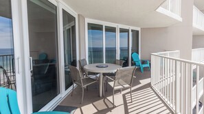 屋外ダイニングエリア