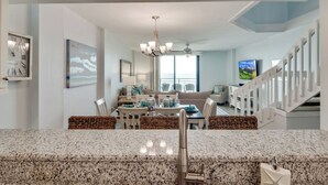 Interior - 428 D Shipwatch by AvantStay | Ocean View w/ Community Pool Access! (Isle Of Palms)