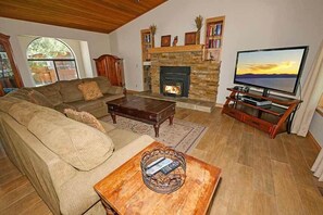 Fernseher, Kamin, DVD-Player