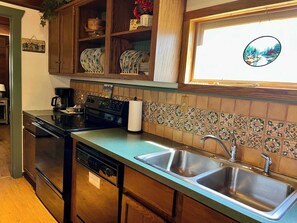Wasserkocher mit Kaffee-/Teezubehör, Kühlschrank, Mikrowelle, Ofen