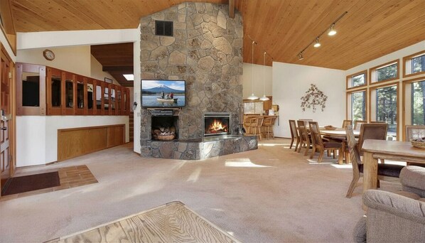 Dining - 10 Sandhill-Sunriver, Oregon: BBQ, WiFi, SHARC Aquatics, Tubing Hill, Mt. Bachelor, Golf, Deschutes River, Tennis, Bike Paths (Sunriver)