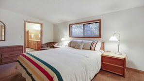 4 bedrooms, desk, Internet, bed sheets