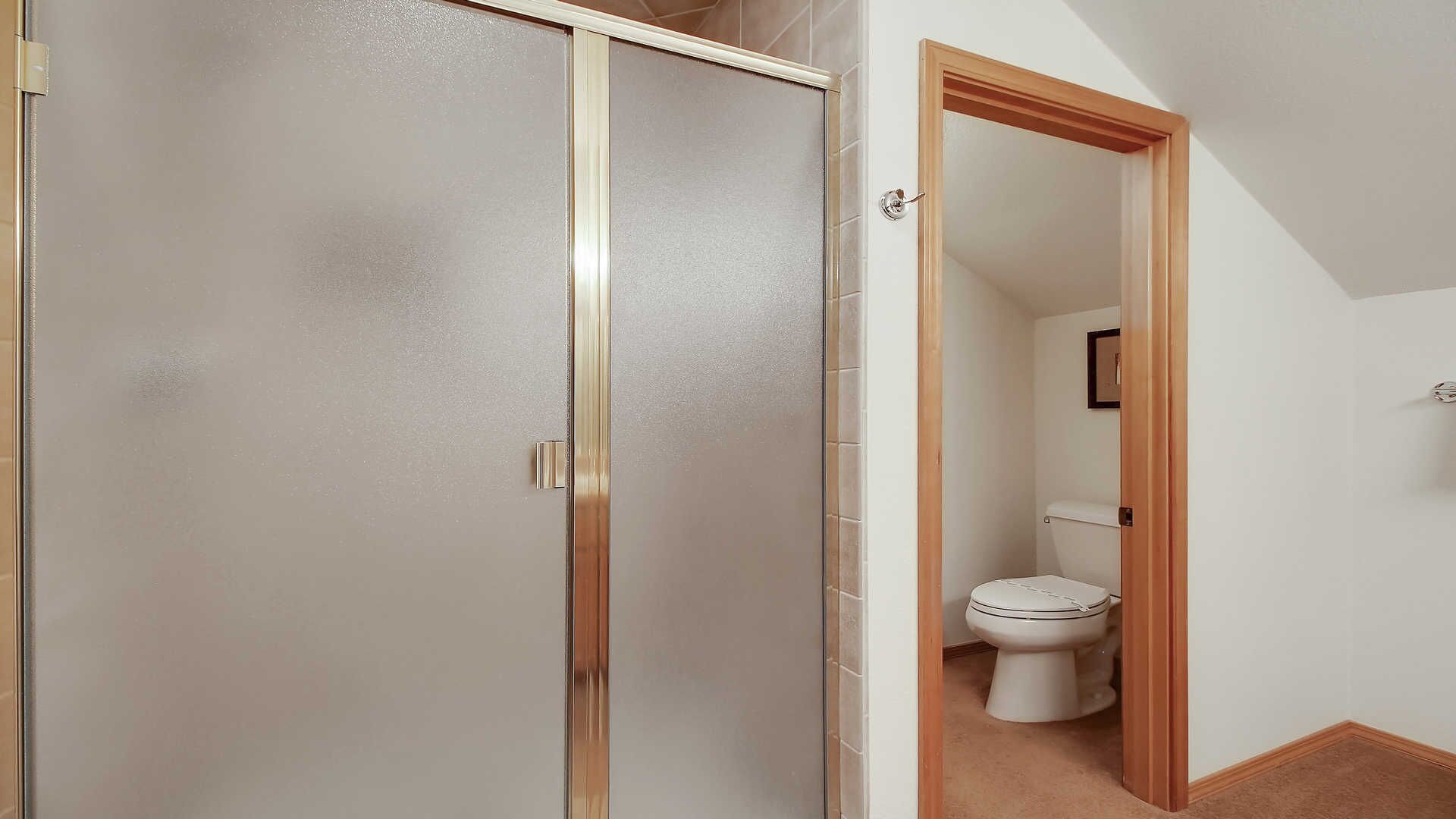 Een kamer met een schuifdeur die leidt naar een badkamer.