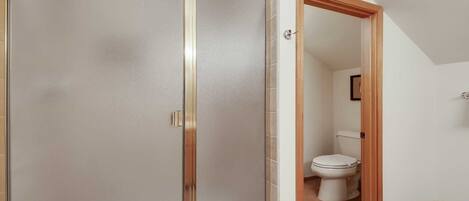 Una habitación con puerta corredera que da a un baño.
