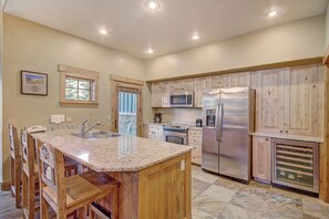 Kylskåp, ugn, diskmaskin och kaffe- och tebryggare