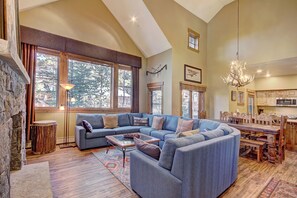 Tv, eldstad, dvd-spelare och en stereo