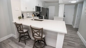 冷蔵庫、電子レンジ、オーブン、コンロ