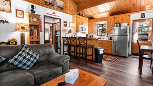 Ein gemütliches Ferienhaus-Interieur mit Wohnzimmer, Küche und Essbereich.