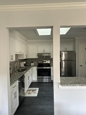 Fridge, microwave, oven, stovetop - Perfect couples retreat close to Shipyard Beach Club 193 Beachwalk (HIlton Head Island)