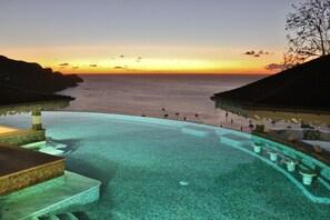 Piscine extérieure, piscine chauffée, chaises longues