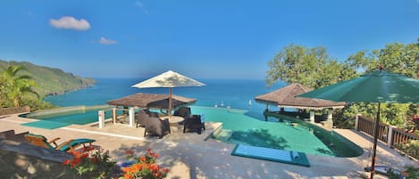Piscine extérieure, piscine chauffée, chaises longues