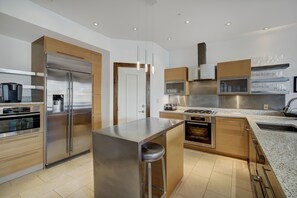 Geladeira, micro-ondas, fogão, lava-louças